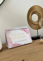 99 noms d'Allah - Mieux Le connaître pour mieux L'adorer - Calendrier chevalet ROSE - Editions al-hadith – Image 2